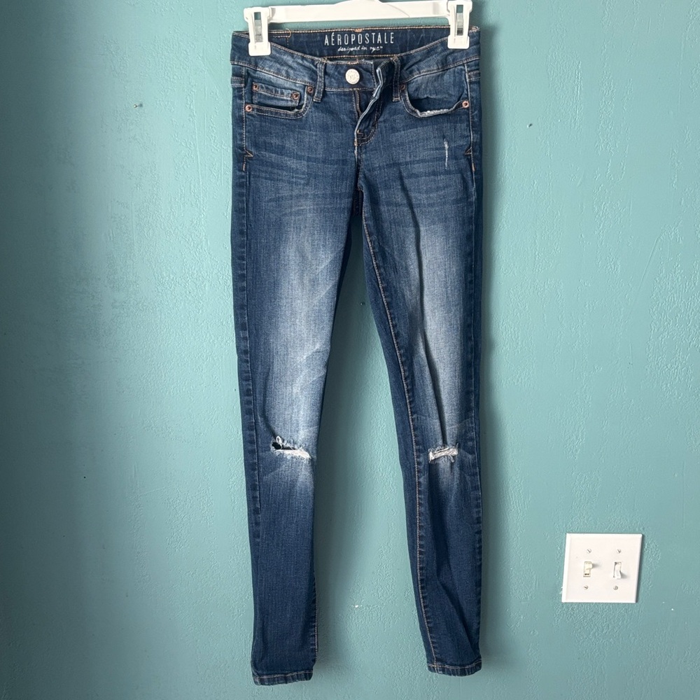 Aeropostale Women's Medium Wash Skinny Jeans with Knee Rips